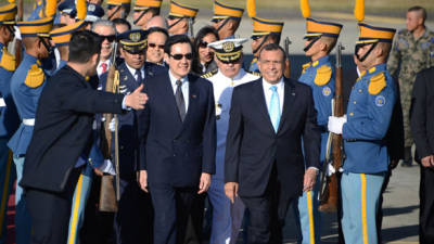 Ma Ying-jeou fue recibido por el presidente de Honduras Profirio Lobo Sosa. Fotografía de AFP.