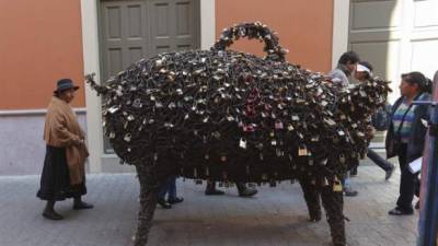 La escultura está formada por 1.454 candados de distintos tamaños y colores que añadieron parejas de Santa Cruz.