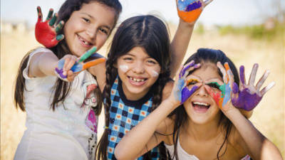 Fotografía cedida por el concurso 'Por ser niña' sin fecha disponible titulada 'Diversión de colores', del fotógrafo paraguayo Lucas Sosa, que ganó el segundo lugar en la categoría profesional del II concurso 'Por ser niña'. EFE