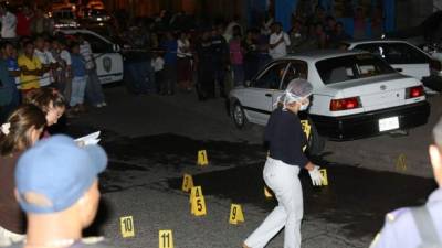 El cadáver del taxista quedó en el interior de la unidad.