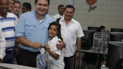 El presidente Hernández inauguró el Internet gratis en escuela de Chamelecón.