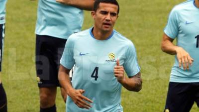 Tim Cahill en el reconocimiento de Australia de la cancha del estadio Olímpico. Foto Delmer Martínez