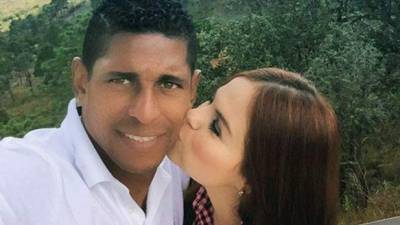 La esposa de Carlo Costly es licenciada en Sicología.