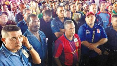 Trabajadores de Sidor escuchan a un líder sindical en Ciudad Guayana.