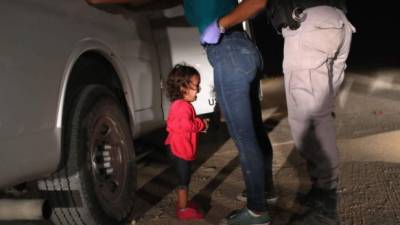 Una niña hondureña llora tras ser detenida junto a su madre en la frontera de EEUU./AFP.