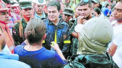 El presidente Juan Orlando Hernández llegó a la comunidad adonde están atrapados los mineros.