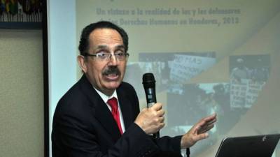 El director de la ACI-Participa y excomisionado de los derechos humanos, Leo Valladares, habla durante la presentación de un informe este 12 de junio de 2014, en Tegucigalpa, Honduras.