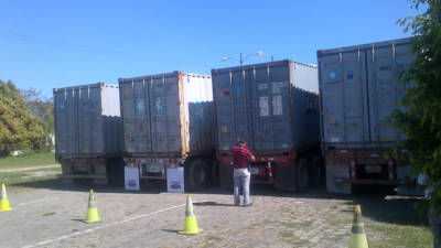 Los furgones permanecen en las antiguas instalaciones del aeropuerto de San Pedro Sula.