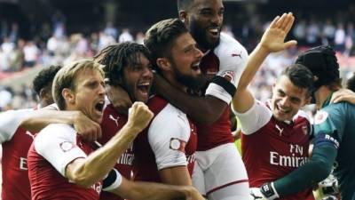 WOL008. London (United Kingdom), 06/08/2017.- Arsenal's Olivier Giroud (C-R) celebrates with teammates after scoring the winning penalty during the FA Community Shield between Arsenal and Chelsea at Wembley Stadium in London, Britain, 06 August 2017. (Londres) EFE/EPA/WILL OLIVER