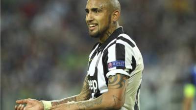 (FILES) In this file photo taken on March 14, 2018 Bayern Munich's Chilean midfielder Arturo Vidal applauds supporters after the second leg of the last 16 UEFA Champions League football match between Besiktas and Bayern Munich at Besiktas Park in Istanbul. Chile midfielder Arturo Vidal is on the verge of signing for Barcelona after briefly leaving the Bayern Munich training camp on August 3, 2018. / AFP PHOTO / Bulent Kilic
