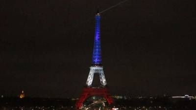 La Torre Eiffe se iluminó con los colores de la bandera de Francia luego de los atentados el pasado 13 de noviembre en París.