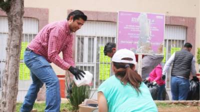 Ciudadanos y empresarios ayudaron al alcalde en su jornada de limpia.