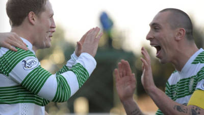 Kriss Commons celebra el tanto que significó la victoria del Celtic frente al Inverness.