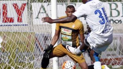 Donaldo Morales en una jugada con Romell Quioto. Foto Delmer Martínez