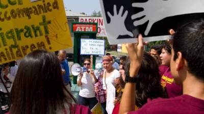 Activistas de las organizaciones locales Alianza Hondureña, Chirla, Casa Nicaragua y Asosal protestan, frente al consulado de México en Los Ángeles, California.