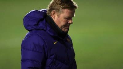 El entrenador del FC Barcelona, Ronald Koeman, ha sido objeto de señalamientos por el bajo nivel del club. Foto EFE.