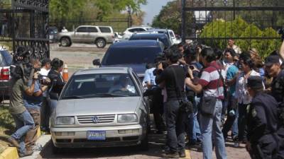 Los restos del expresidente salvadoreño Flores fueron trasladados para su cremación.