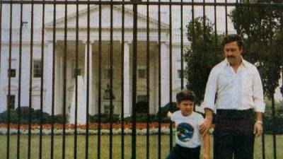 Pablo Escobar junto a su hijo frente a la Casa Blanca en Washington.