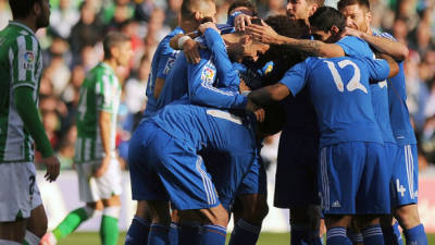 CR7 fue abrazado por todos sus compañeros tras el golazo marcado. (Fotografía de AFP)