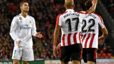 GRAF2842. BILBAO, 02/12/2017.- El delantero portugués del Real Madrid Cristiano Ronaldo se lamenta por una ocasión fallada durante el partido de la decimocuarta jornada de Liga que disputan hoy en el estadio San Mamés. EFE/MIGUEL TOÑA