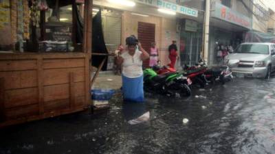 Calles y avenidas de La Ceiba fueron inundadas por las fuertes lluvias.