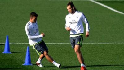 Gareth Bale (derecha) no jugará frente al Granada. Foto agencia