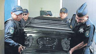 Los cuerpos de los dos policías fueron trasladados a su lugar de origen, donde serán sepultados.