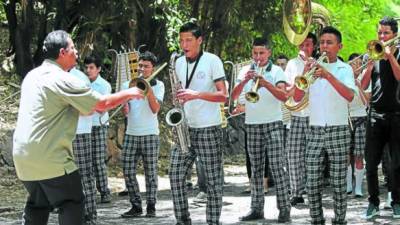 Héctor Santos dirige a sus pupilos de la banda del Yave-Nissi, que entrena en el cerro Juana Laínez.