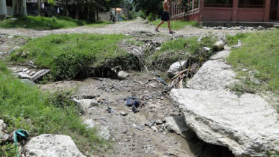 Cuando la quebrada se desborda sus aguas corren por las calles, las que resultan destruidas. El afluente afecta sector noreste.