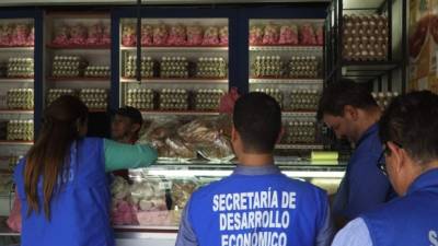 Operativo. Las autoridades pidieron las facturas de ventas en diferentes puestos.