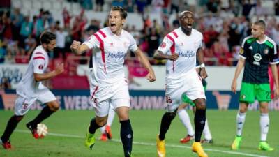 Gregory Krychowiak y Stéphane M'Bia celebran el primer gol del Sevilla.