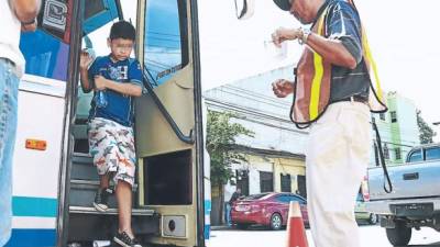 Los buses con niños migrantes siguen llegando desde México. Muchos de los pequeños también vienen con uno de sus padres.