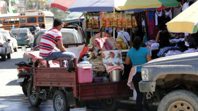 Al Progreso ingresan decenas de carros con producto alimenticio. Varios de estos lo comercializan en las calles.