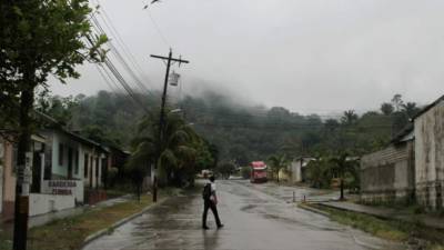 Los pobladores de la colonia Cerro Verde han aprovechado las lluvias para poder obtener agua.