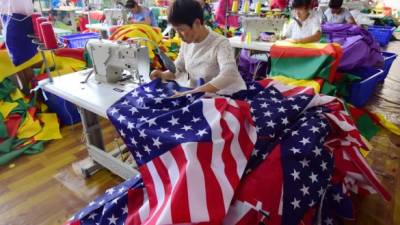 Trabajadoras de un taller en Fuyang, China, efectúan la confección de banderas estadounidenes, en momentos en los que las primeras escaramuzas de la guerra comercial ya han tenido lugar.