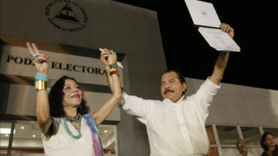 Fotografía tomada en enero de 2012 en la que se registró al presidente de Nicaragua, Daniel Ortega (d), en compañía de su esposa, Rosario Murillo, a las afueras de la sede del Consejo Supremo Electoral (CSE), en Managua (Nicaragua). EFE/Archivo