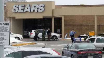 El tiroteo ocurrió dentro de un concurrido centro comercial.