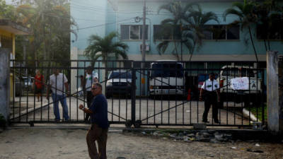 Familiares llegaron ayer a retirar el cadáver a la morgue de esta ciudad.