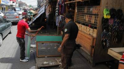 Conductores y peatones se han quejado por la falta de espacio para caminar y estacionarse en el centro y mercado de La Ceiba. Foto: Samuel Zelaya