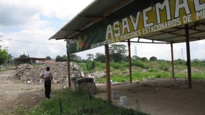 Galeras improvisadas y material de relleno hay en el predio del bulevar del sur, adonde se pretende construir el mercado.