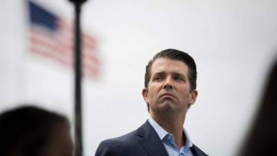 Trump Jr. enfrenta una nueva polémica por divulgar el nombre del supuesto espía que tiene al presidente al borde de la destitución.