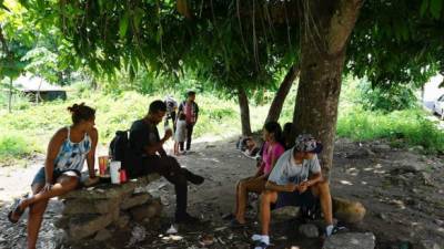 Migrantes centroamericanos permanecen varados en las cercanías del albergue Belén, el pasado 27 de mayo, en la ciudad de Tapachula, en el estado de Chiapas (México).