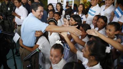 El presidente Juan Orlando Hernández saludó alegremente y abrazó a los niños del kínder Margarita Boquín.