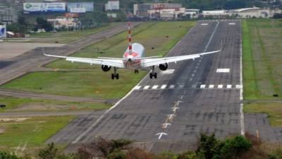 An airliner lands at the Toncontin international airport in Tegucigalpa, on June 8, de 2015. AFP PHOTO / Orlando SIERRA.