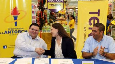 Afif Handal de Supermercados La Antorcha, Paola Canahuati, gerente general de TENGO y Sergio Guevara.