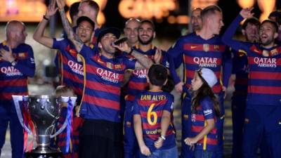 Daniel Alves fue uno de los más efusivos en los festejos. Foto AFP/ PAU BARRENA.