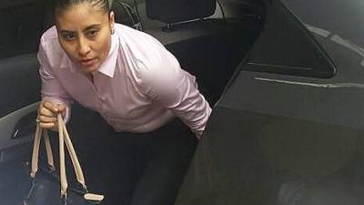 La alcaldesa de Huetamo, Dalia Santana, a su llegada a la Fiscalía del estado mexicano de Michoacán, en la ciudad de Morelia, tras ser detenida por su presunta autoría intelectual de un asesinato y por extorsionar al personal que tenía a su cargo.