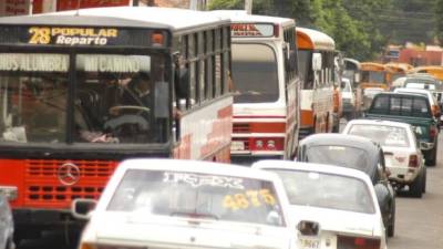 Calle transitada por el parque El Obelisco de Tegucigalpa. En Honduras circulan más de 1.4 millones de carros.