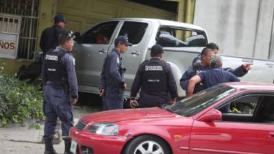 El vehículo en el que se conducían los primos hermanos se fue a estrellar en el cerco de una casa de empeños.