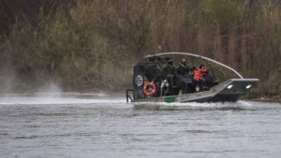 Decenas de migrantes hondureños han sido rescatados de las aguas heladas del río bravo en los últimos días tras intentar cruzar ilegalmente a Estados Unidos para solicitar asilo.